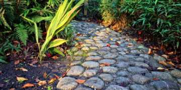 Садовая дорожка своими руками (из строительного мусора)
