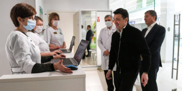 Губернатор проверил работу нового пункта вакцинации от коронавируса в Мытищах