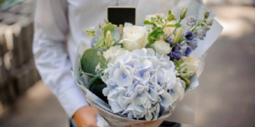 Интересные идеи оформления букета цветов из гортензий