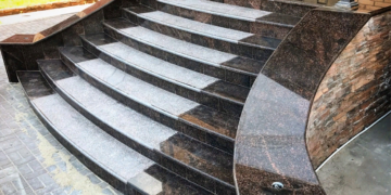 Главные преимущества и создание крыльца из гранита