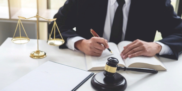 Адвокат по экономическим делам: достоинства и чем может помочь