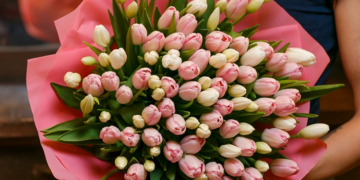 Букет цветов для подруги на 8 марта: выбор и оформление