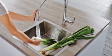 Разновидности смесителей для кухни с выдвижной лейкой и их особенности