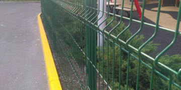 Сетчатое ограждение детских площадок: правила и особенности