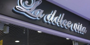 Світлові вивіски: переваги та варіанти для ефективного привернення уваги