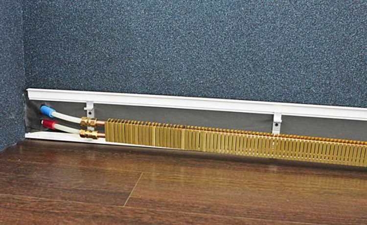 Что нужно знать про монтаж греющего плинтуса и его достоинства