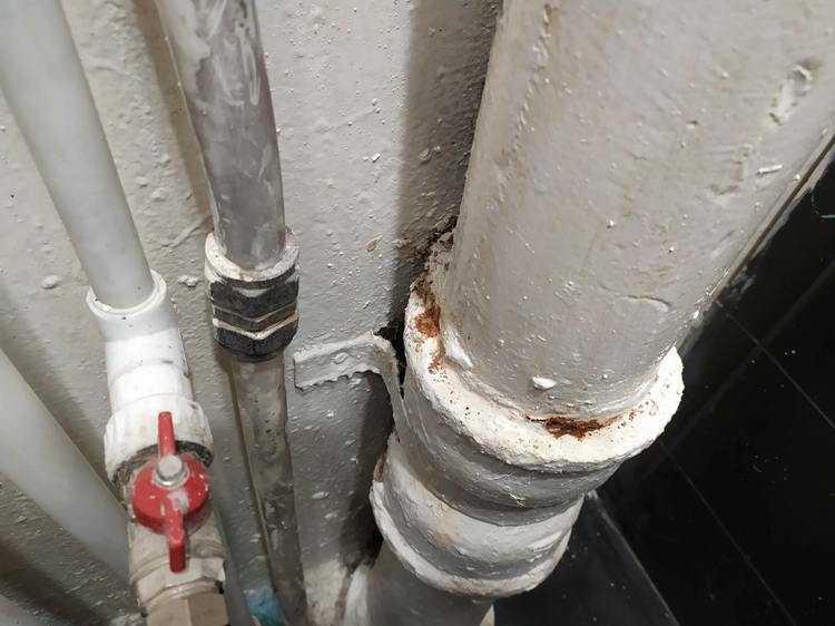 Течет труба в туалете: что нужно знать и как устранить