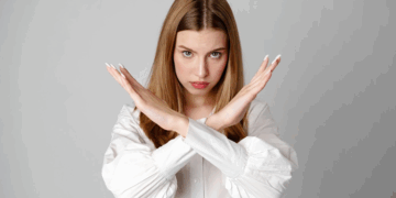 Мизогиния: происхождение, формы и влияние на общество