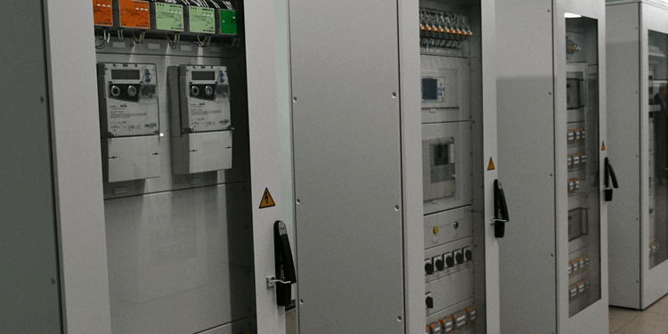 Сучасні релейні шафи: перехід від класичних до цифрових рішень