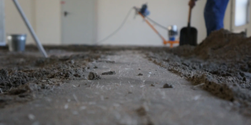 Преимущества и особенности укладки полусухой стяжки с фиброволокном для пола