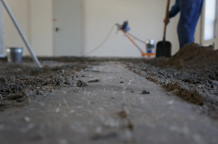 Преимущества и особенности укладки полусухой стяжки с фиброволокном для пола